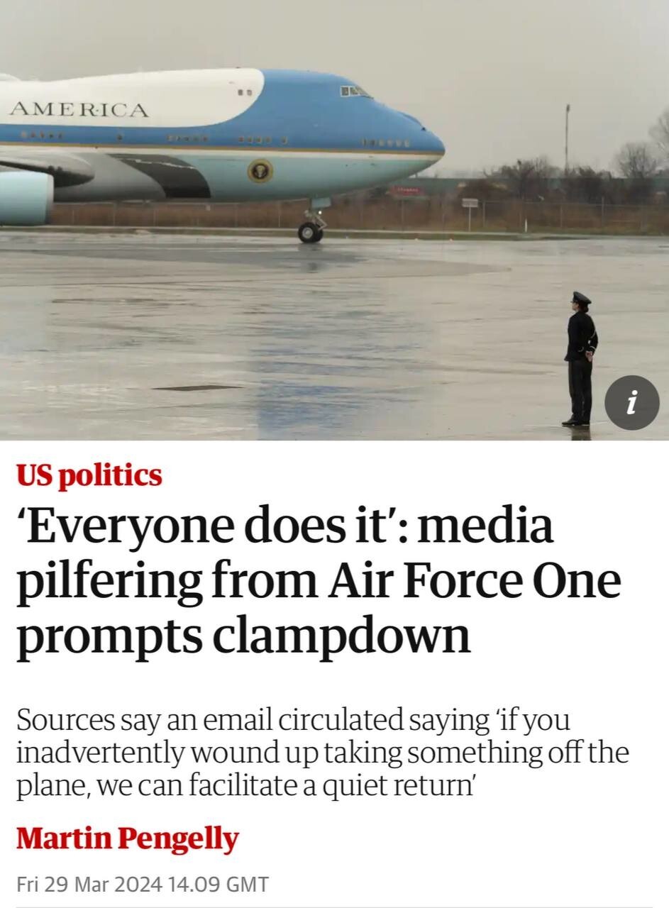 Журналистов президентского пула Байдена призвали прекратить воровать вещи из его самолёта