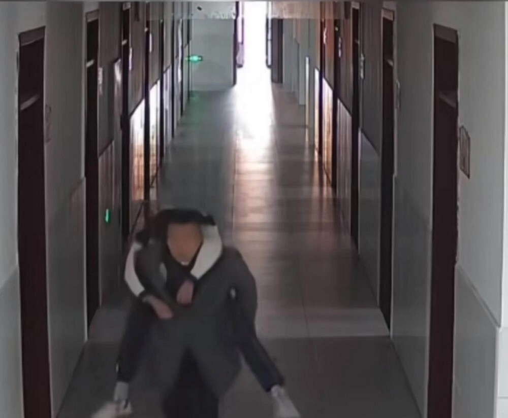 В Китае учитель два года носил на спине ученика с редким заболеванием