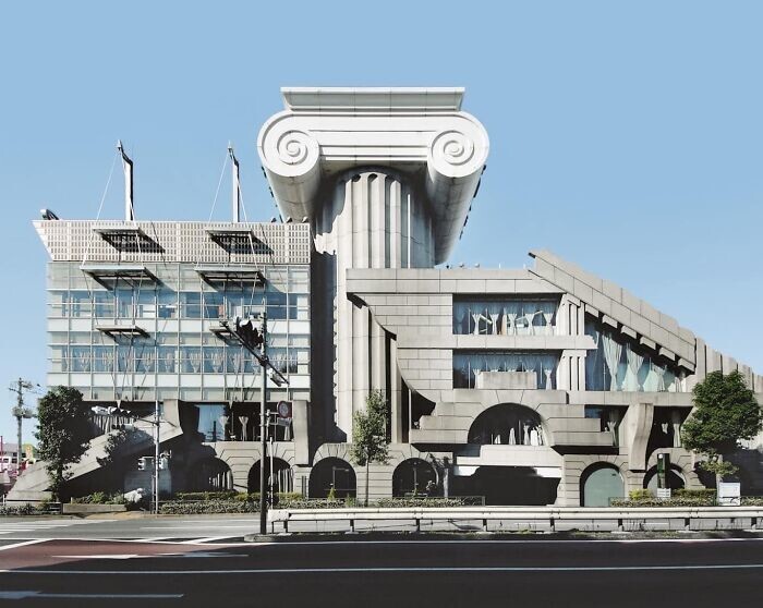 24. Здание M2 в Токио от Kengo Kuma Architects. Оно было спроектировано как лаборатория дизайна для Mazda, но сейчас в нем находится похоронный зал