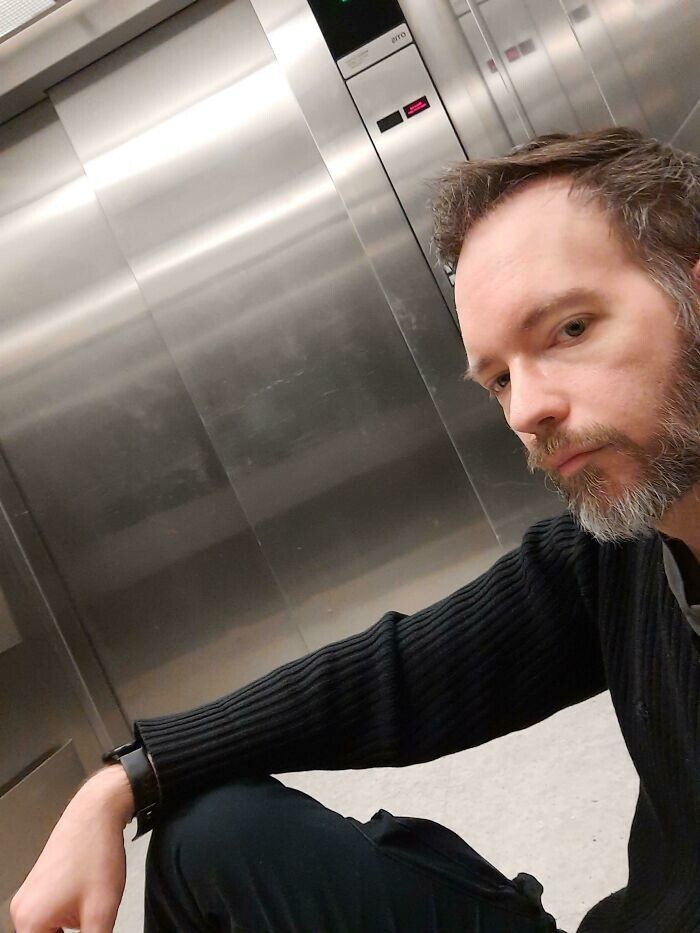 2. «Я застрял в лифте, и я единственный в здании»