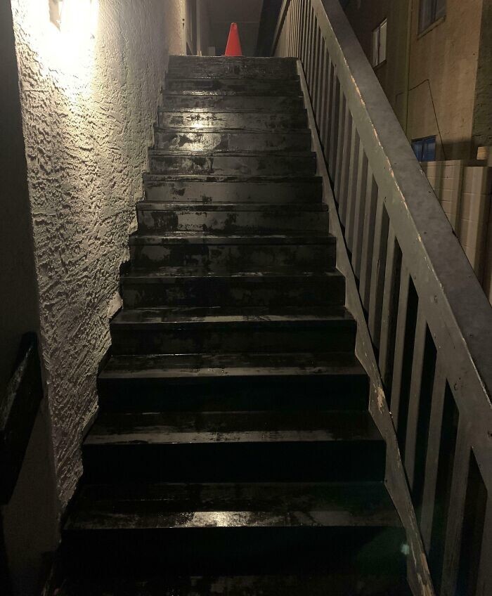 24. «Вернувшись домой после выходных, я обнаружил, что мой арендодатель  покрыл лаком/краской лестницу, ведущую в мою квартиру...»