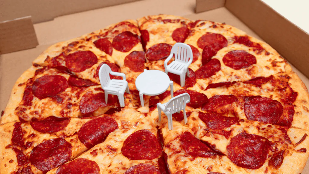 30. В канадской пиццерии в коробку для пиццы кладут мини-держатели в форме стола и стульев, чтобы пицца не теряла форму