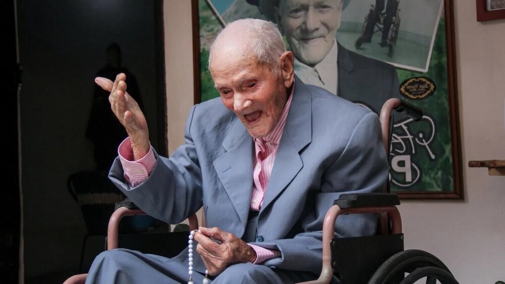 Спал и пил: самый старый мужчина на земле умер в возрасте 114 лет