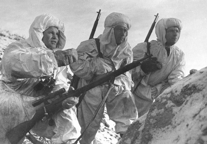 Герой Советского Союза снайпер В. Г. Зайцев (слева) с новобранцами, декабрь 1942 года