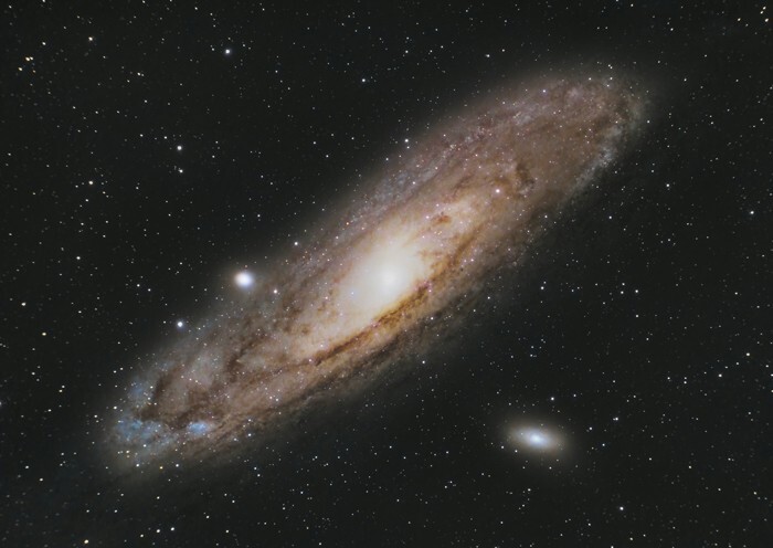 23. Галактика Андромеды - ближайшая к Млечному Пути галактика и одна из немногих, видимых невооруженным глазом. Расположена на расстоянии около 2 480 000 световых лет от Земли