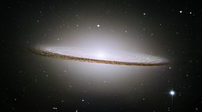 2. Галактика Сомбреро, расположенная в созвездии Девы на расстоянии 29,3 млн световых лет от Земли
