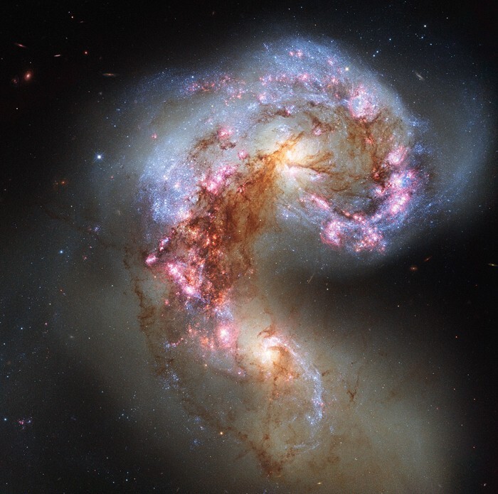 21. Галактики Антенны - пара галактик в созвездии Ворона. Сейчас они находятся на стадии активного звездообразования