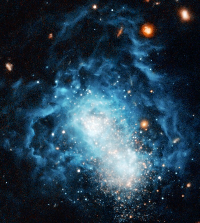 14. Галактика I Zwicky 18, которая когда-то считалась самой молодой из обнаруженных галактик. Находится на расстоянии около 59 миллионов световых лет от Земли