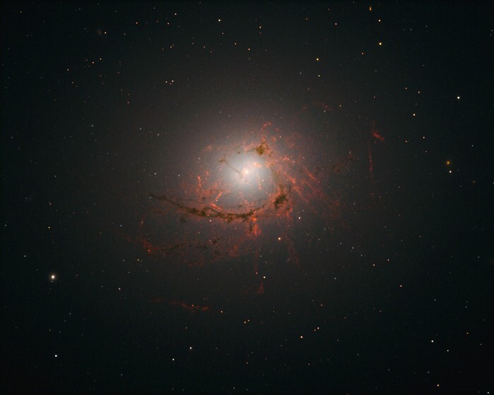 8. NGC 4696 - галактика в созвездии Центавр, находящаяся в 150 миллионах световых лет от Земли