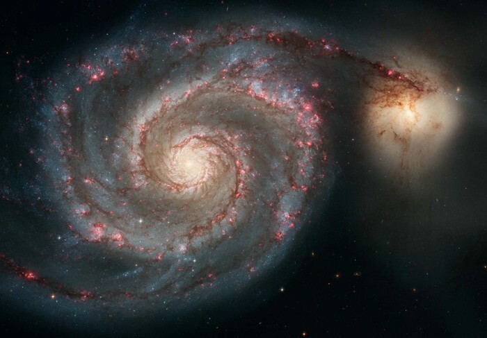 4. Галактика Водоворот - спиральная галактика в созвездии Гончие Псы. Она была первой галактикой, которую классифицировали как спиральную