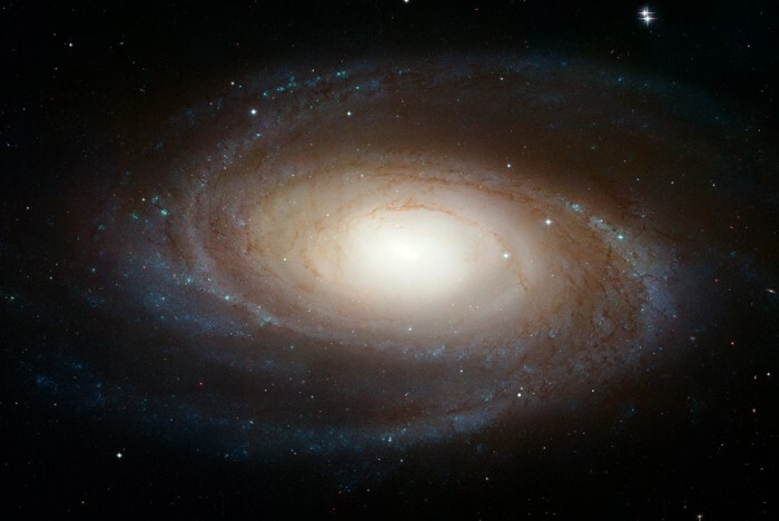 26. Галактика Боде — спиральная галактика в созвездии Большая Медведица, расположенная на расстоянии около 12 миллионов световых лет от нашей планеты