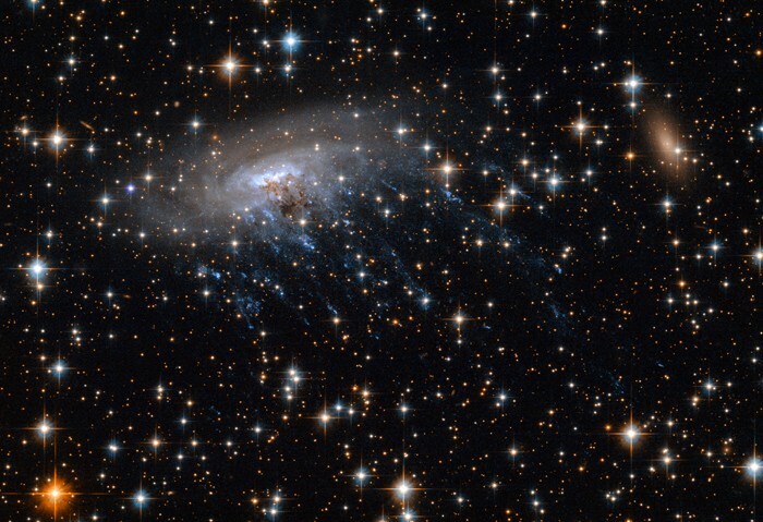 28. Галактика ESO 137-001 находится в созвездии Южный Треугольник в крупном скоплении галактик Abell 3627
