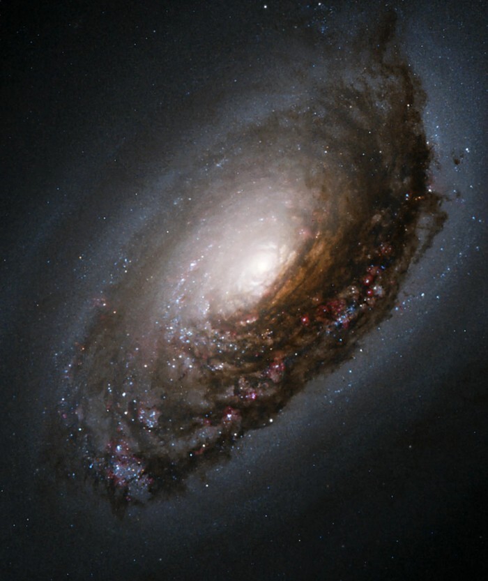 9. Чёрный Глаз - относительно изолированная спиральная галактика, расположенная на расстоянии 17 миллионов световых лет от нас, в созвездии Волосы Вероники