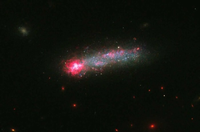 13. А это - Kiso 5639, карликовая галактика, напоминающая по форме головастика