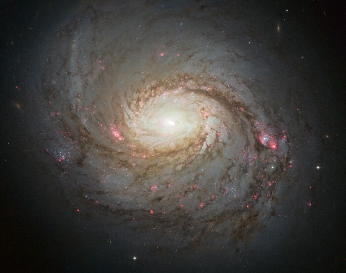 17. Messier 77 - спиральная галактика в созвездии Кит. Удалена от Земли на расстояние около 47 миллионов световых лет