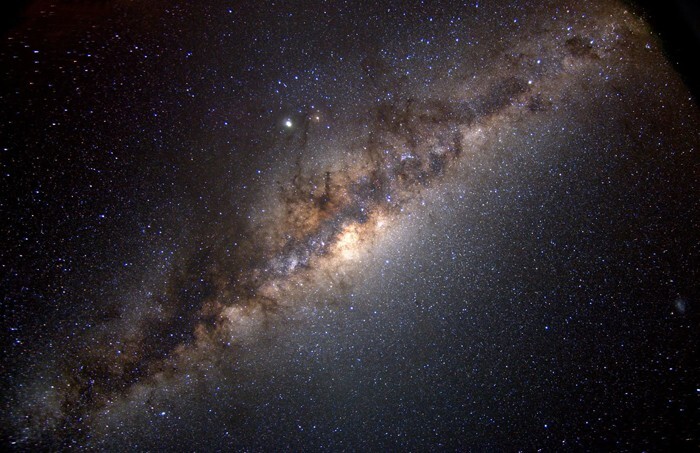 18. Млечный путь - галактика возрастом 13,6 миллиарда лет, в которой находится Земля и Солнечная система