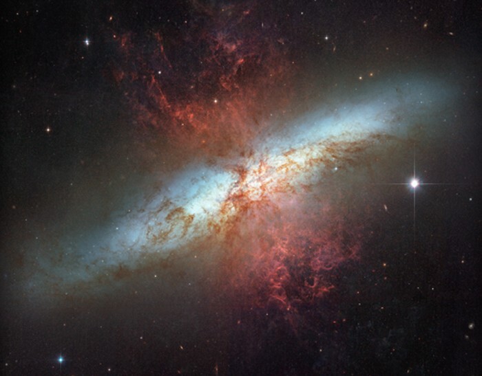 20. Галактика Сигара - спиральная галактика в созвездии Большая Медведица, расположенная на расстоянии около 12 миллионов световых лет от Земли