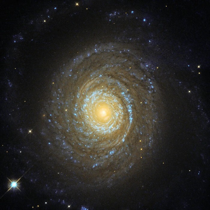 10. NGC 6753 - спиральная галактика в созвездии Павлин. Находится на расстоянии 150 миллионов световых лет от Земли