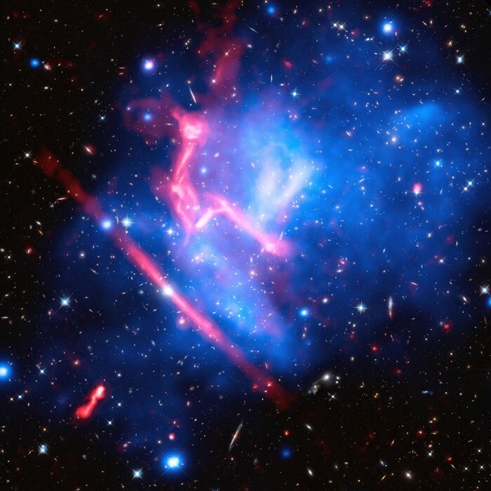 30. MACS J0717.5+3745 - крупное скопление галактик, расположенное на расстоянии 5,4 миллиарда световых лет от нашей планеты