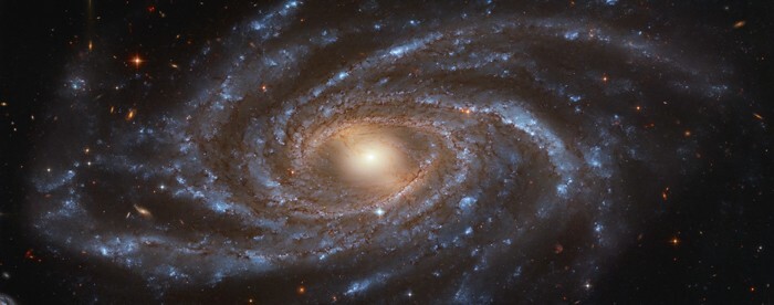 15. NGC 2336 - галактика в созвездии Жираф. Она находится на расстоянии около 100 миллионов световых лет от Земли
