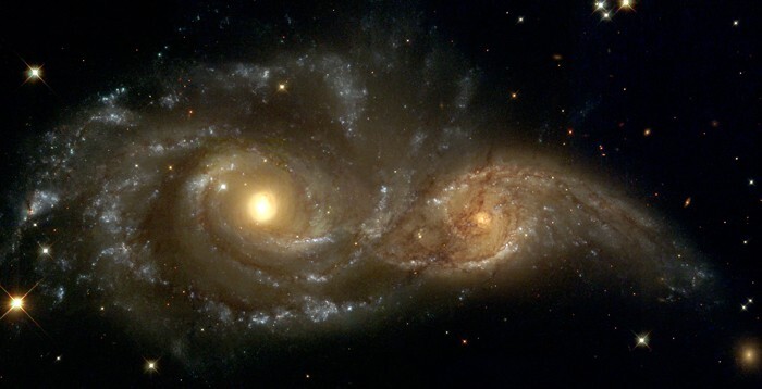 12. NGC 2207 и IC 2163 - пара спиральных галактик, расположенная на расстоянии около 80 миллионов световых лет от Земли