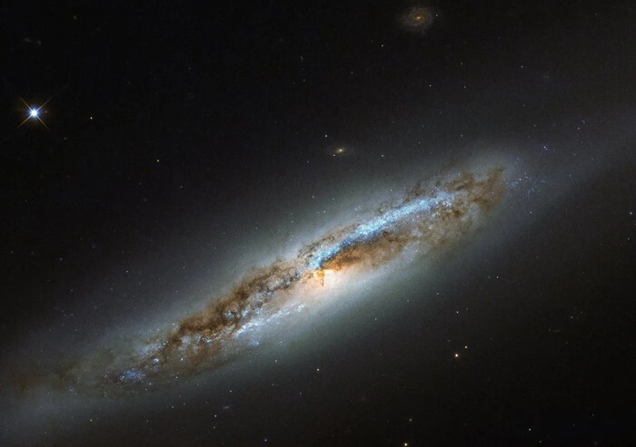 7. NGC 4388 - спиральная галактика в созвездии Дева, которая находится в 60 миллионах световых лет от Земли