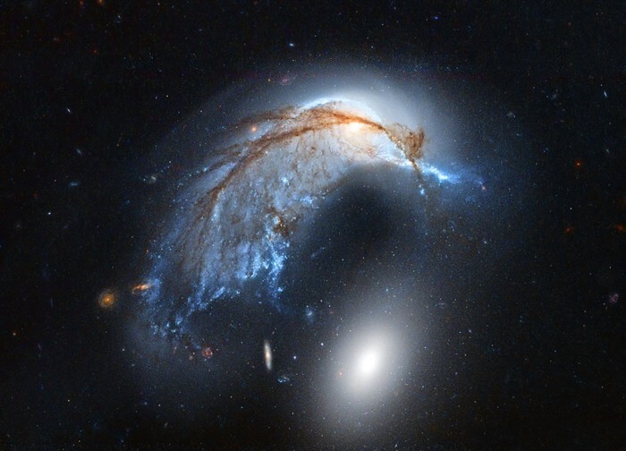 11. NGC 2936 - эллиптическая галактика в созвездии Гидра, расположенная на расстоянии 326 миллионов световых лет от нас