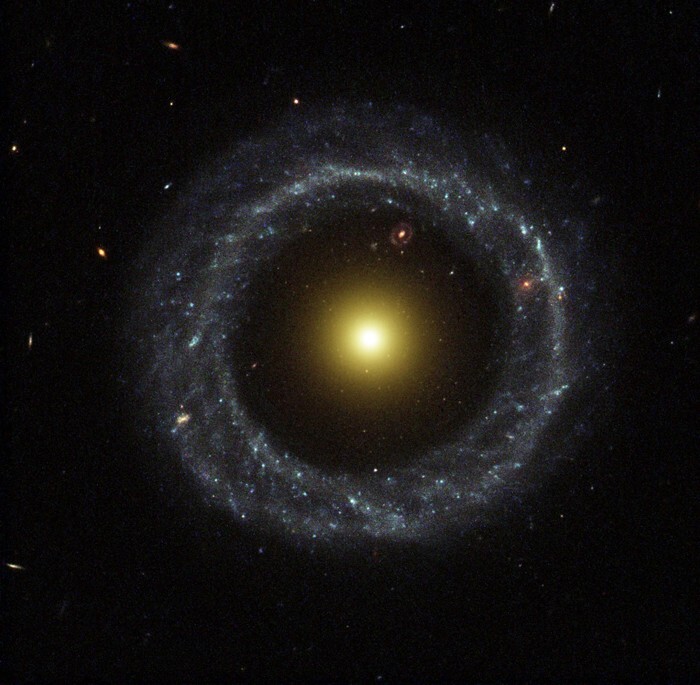 1. Объект Хога - галактика в созвездии Змеи