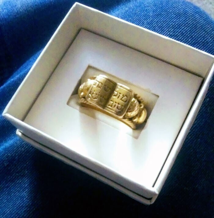 17. "Это золотое кольцо ручной работы досталось мне в наследство после смерти отца. Мама сказала мне, что оно передавалось в нашей семье 400 лет"
