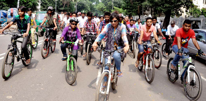 Как девушки-байкеры стали самым востребованным такси Бангладеш
