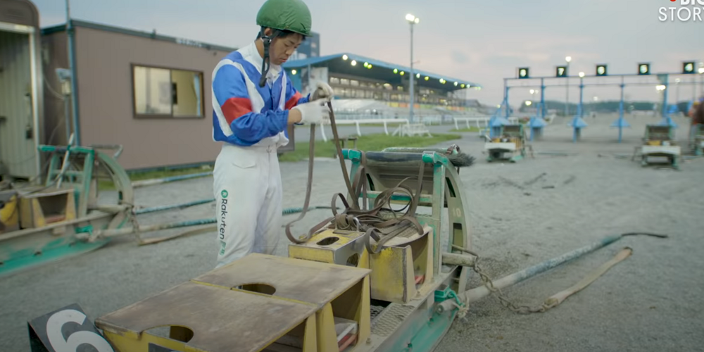 В Японии проводят конные скачки с пит-стопами
