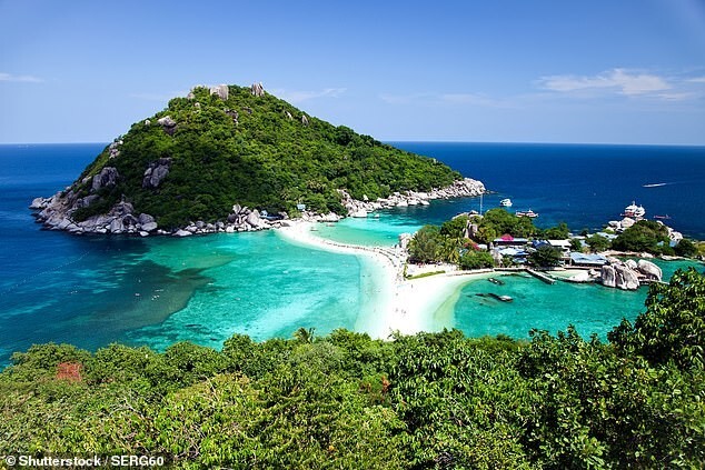В Таиланде загорелся паром с туристами, плывший на «Остров смерти»