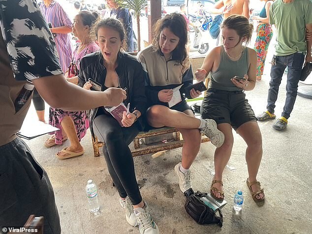 В Таиланде загорелся паром с туристами, плывший на «Остров смерти»