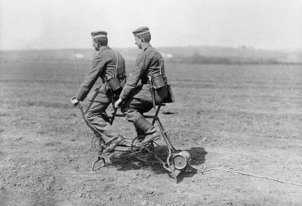 1. В Первую мировую войну немцы производили электричество с помощью вот таких велосипедных генераторов