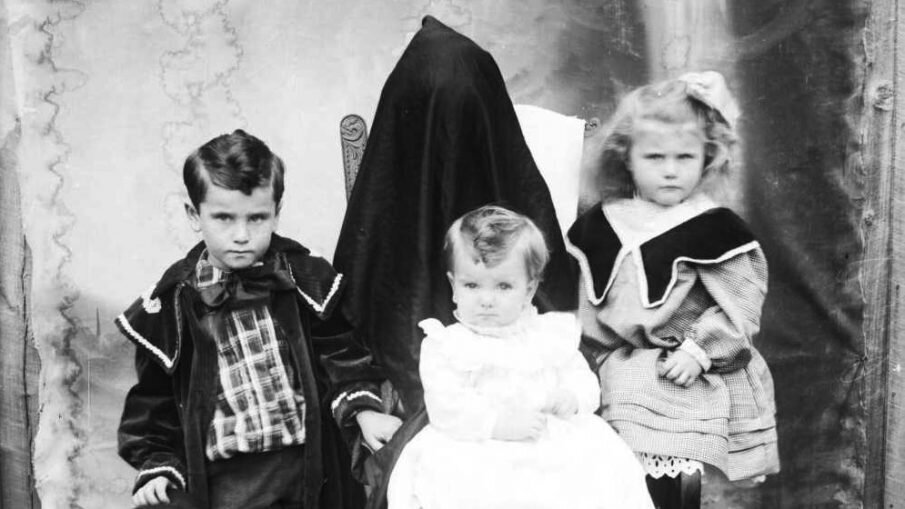 7. «Спрятанные матери» — слегка пугающий жанр семейной фотографии на рубеже 19 и 20 веков