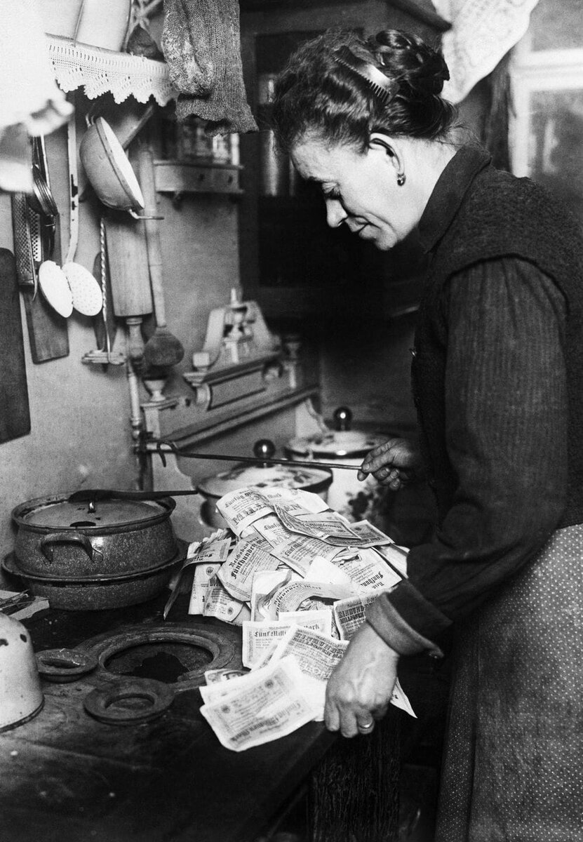 3. Гиперинфляция в Германии 1920-х годов — печку в доме затапливали обесцененными ассигнациями