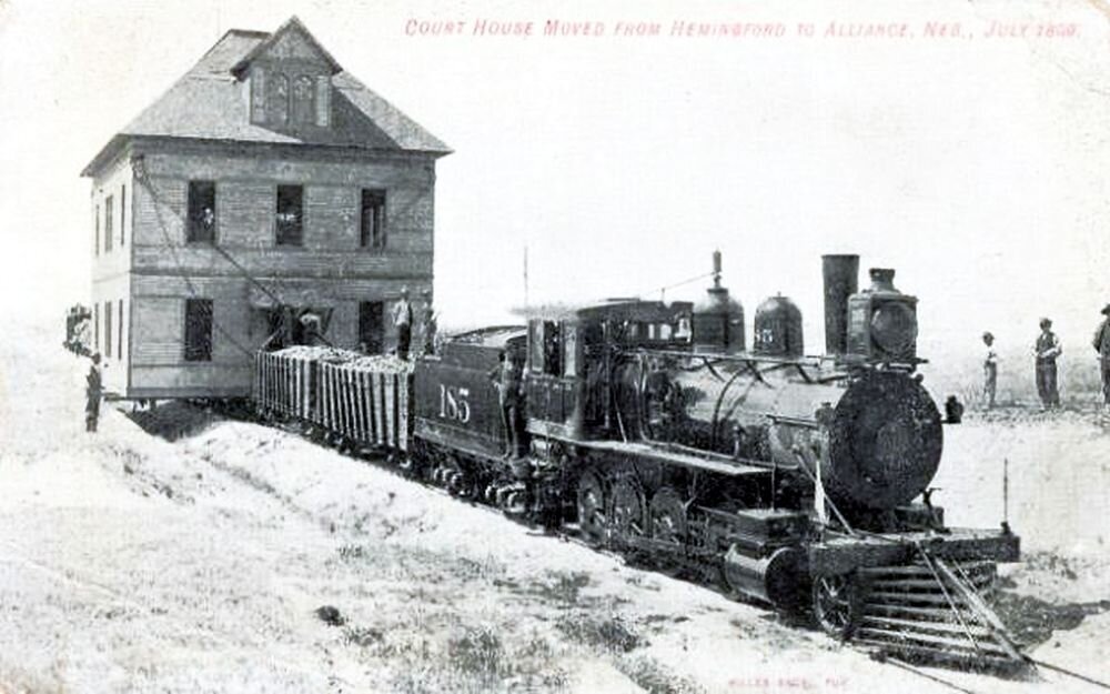 2. На фото запечатлено перемещение здания суда по железной дороге, Небраска, США, 1899 год