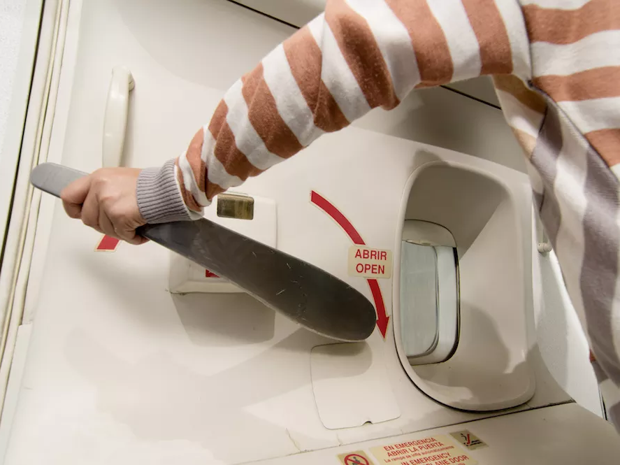 Как пассажир открыл аварийный люк самолёта, перепутав его с туалетом