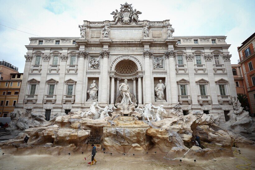 14 интересных снимков о том, куда отправляются монеты из главного фонтана Рима