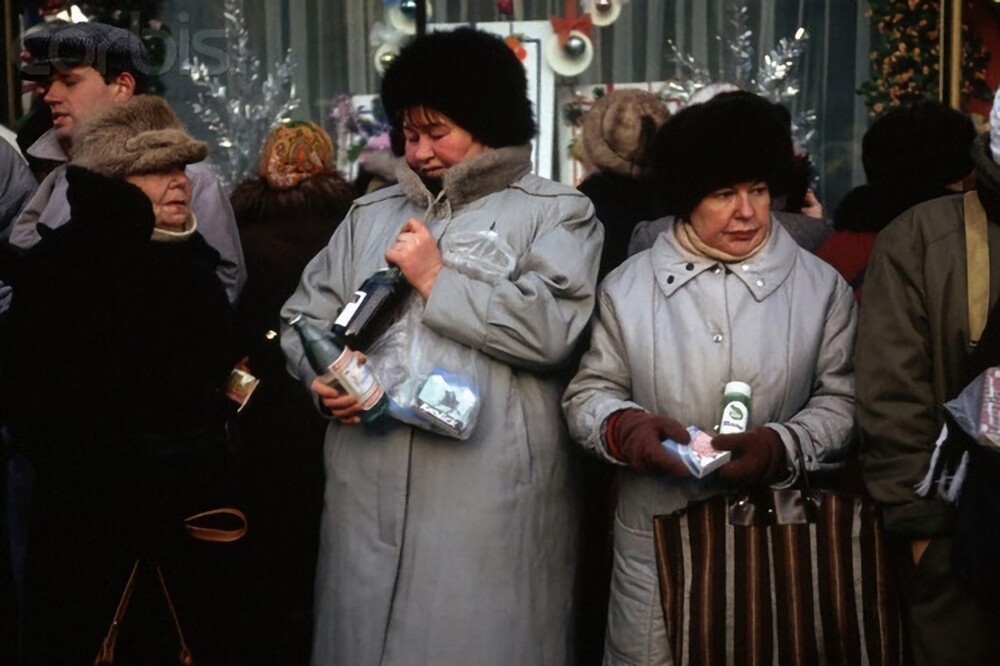 Уличная торговля в канун Нового года, Москва, 1992 г
