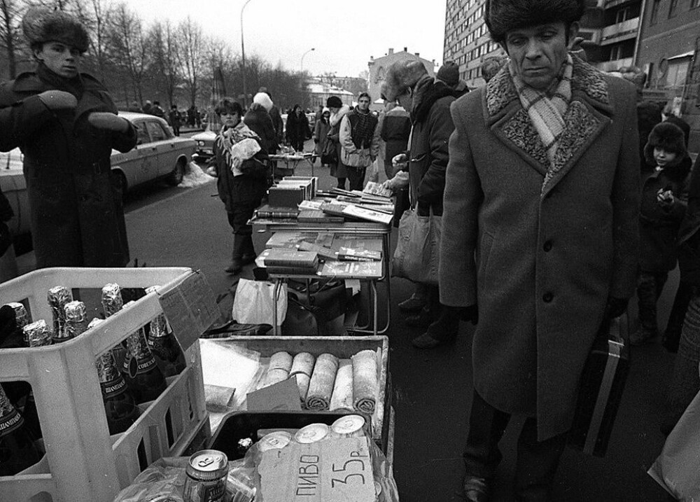 Предновогодняя торговля на Пушкинской площади. Москва 30 декабря 1992 год.