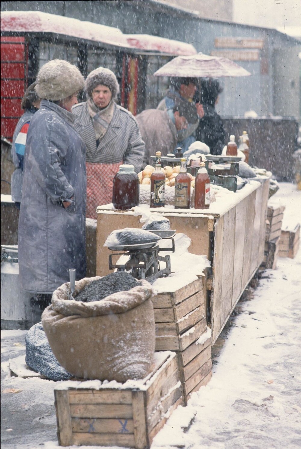 Торговля на рынке в Москве. Февраль 1993 г.