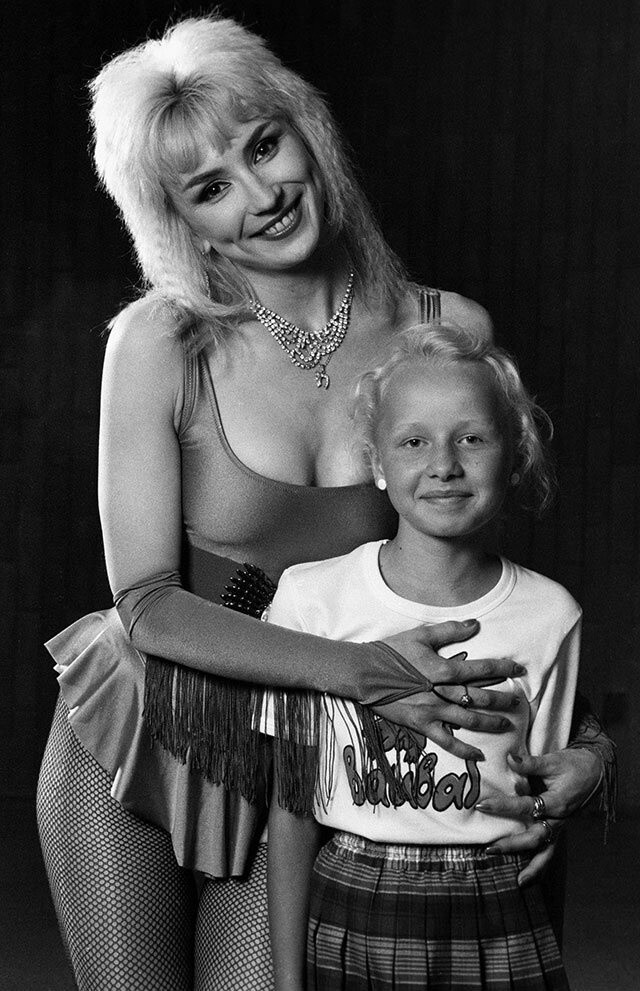 Маша Распутина с дочерью Лидой, 1 июня 1993 г.