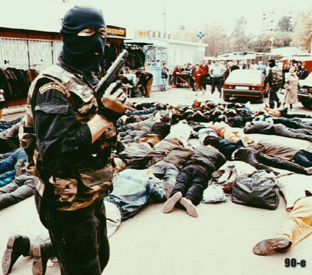 Бойцы СОБРа проводят спецоперацию по задержанию участников ОПГ на торгово-вещевом рынке в Москве, 1995 год
