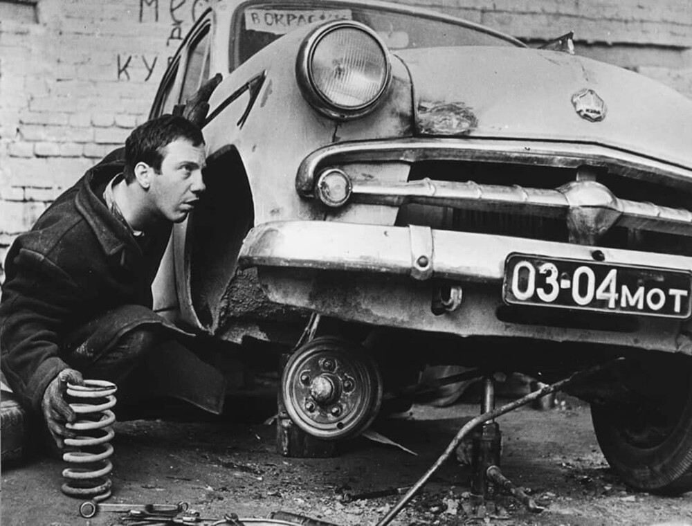 Савелий Крамаров ремонтирует подвеску своего "Москвича", 1960-е.