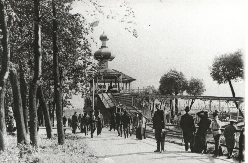 А на набережной Невы в Петровском парке в те годы размещался вовсе не элитный жилой комплекс, а, представьте себе, американские горки.