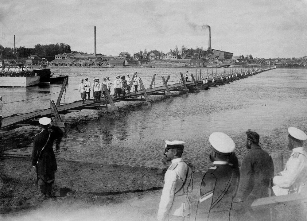 А это - современный посёлок Понтонный. Император Николай Второй переходит Неву по специально возведённому понтонному мосту.