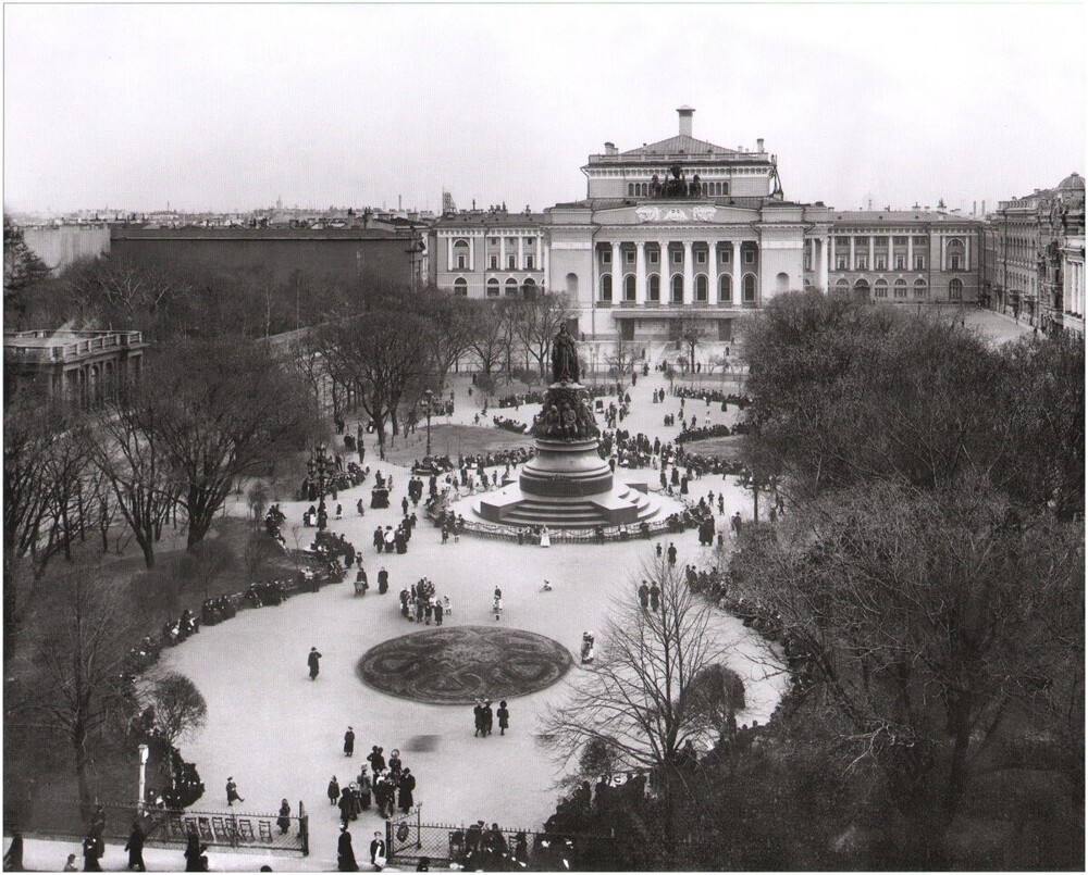 Вид на Александринскую площадь и одноимённый театр.