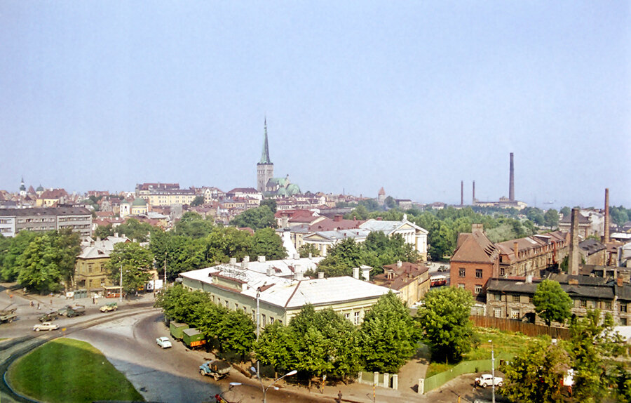 Таллин, Эстонская ССР. Вид с только что выстроенной высотной гостиницы «Виру» на Центральную площадь, 1972 год.