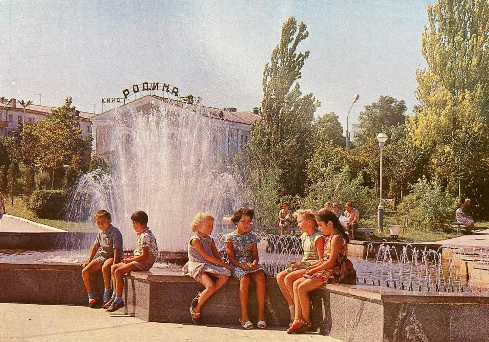Анапа, Краснодарский край. Фонтан рядом с центральной площадью, на фоне - кинотеатр "Родина".